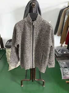 Vue détaillée du cardigan zippé pour homme en maille épaisse avec col montant et poches.