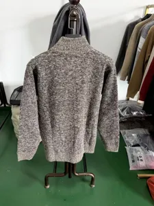Détail du dos d'un pull-over en tricot texturé décontracté pour hommes, col montant.
