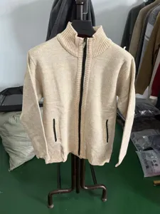Vue détaillée du cardigan en tricot pour homme avec col montant, fermeture éclair et texture.