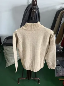 Détail du pull en tricot col montant pour homme, tissu texturé, vêtement quotidien confortable.