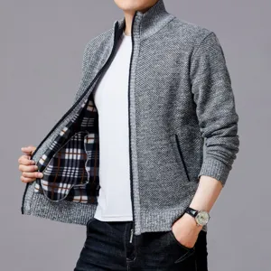Détail de cardigan en tricot doublé pour homme montrant la doublure et la fermeture.