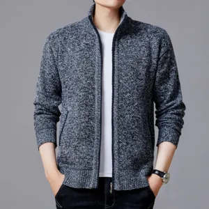 Gros plan sur le gilet zippé en tricot pour homme avec col montant et finitions côtelées.