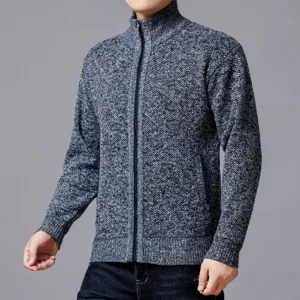 Vue rapprochée détaillée du cardigan en tricot pour homme avec fermeture éclair et texture.