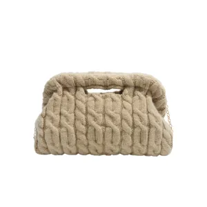 Gedetailleerd overzicht van de vintage grof gebreide clutch tas met beugelsluiting en ketting.