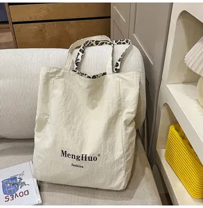 Lässige Canvas-Tasche mit stilvollen Leo-Trägern, große Kapazität für den Alltag.