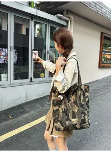 Freizeitorientierte Camouflage-Stofftasche mit großem Fassungsvermögen für den Alltag.