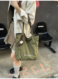 Lässige, geräumige Nylon-Umhängetasche mit niedlichem Anhänger und Leopardenmuster-Details.