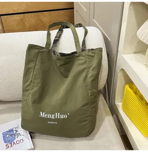 Lässige grüne Canvas-Tasche mit großem Volumen, stilvolle Damentasche für den Alltag.