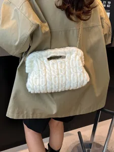 Witte gebreide clutch tas met ketting, stijlvolle pluizige crossbody tas voor dames.