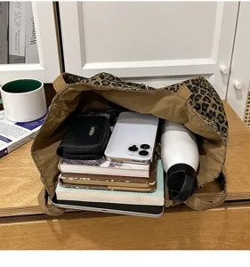 Innenraum Kapazitätsdetail der Herbst Leo Print Tasche mit alltäglichen Dingen.