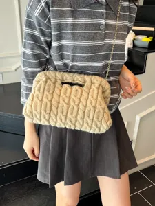 Mooie stijlvolle beige gebreide schoudertas voor dames, elegante handtas met ketting.
