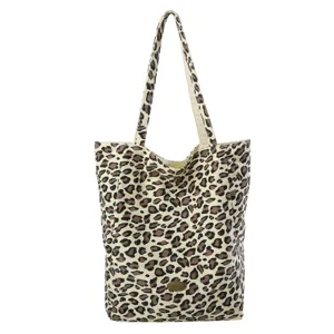 Detailansicht der Canvas-Tragetasche mit Leopardenmuster, Schultergurt und Handmade-Etikett.