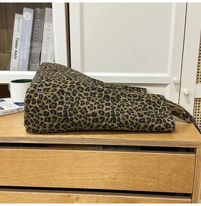 Leopardenmuster Canvas Shopper Seitendetail Ansicht, lässige große Umhängetasche für Damen.