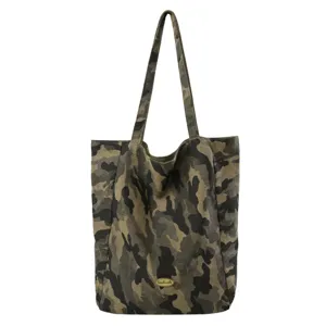 Detailansicht der lässigen Tarn-Canvas-Tasche mit robusten Griffen und Handmade-Etikett.