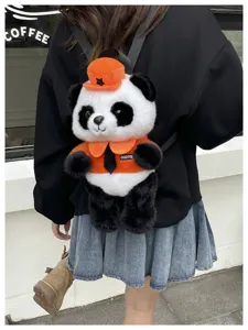 Plüsch Panda Rucksack Detailansicht, süßes Cartoon Tierdesign mit orangem Uniformhut.