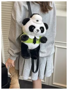 Detail des süßen Panda-Plüschrucksacks, schwarz-weißes Design mit grünem Hemd und Krawatte.