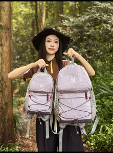 Detailansicht des leichten Outdoor-Wanderrucksacks mit Kordelzug und stilvollem Design Alltag.