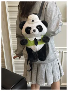 Detailansicht des niedlichen Plüsch Panda Rucksacks mit schwarz-weißen Farbkontrasten.