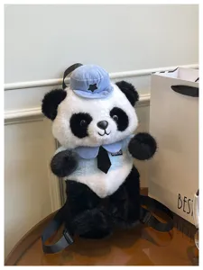 Nahaufnahme des niedlichen Plüsch Panda Rucksacks mit Polizeihut und blauer Krawatte