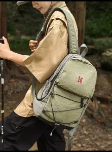 Detailaufnahme des Outdoor-Wanderrucksacks, leichtes Kordelzug-Design, ideal für Abenteuer.