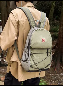 Detailansicht des Outdoor Wanderrucksacks mit leichtem grünem Stoff und Kordelzug.