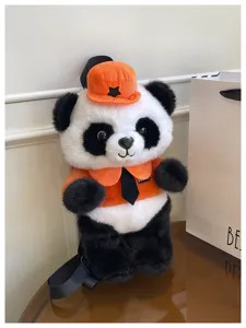 Süßer Panda Plüsch Rucksack Detailansicht mit niedlichem Puppendesign, orangefarbenem Hut u. weich.