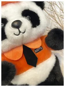 Nahaufnahme des süßen Plüsch-Panda-Rucksacks mit weicher Felltextur und orangenem Kragen.