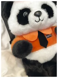 Nahaufnahme des niedlichen Plüsch Panda Rucksacks mit weichem Stoff und schickem Uniform Design.