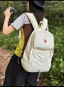 Leichter Outdoor Wanderrucksack, minimalistischer Freizeittagesrucksack für Damen und Herren.