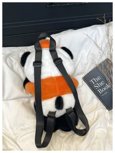 Plüsch Panda Rucksack mit leuchtendem orangefarbenem Kontrastdesign, weichem Plüschmaterial.