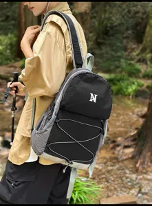 Leichter Outdoor Wanderrucksack mit Kordelzug, stilvoller Freizeitrucksack für Reisen.