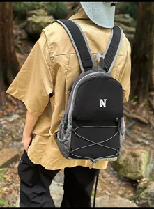 Detailansicht des leichten Wanderrucksacks, schwarzer Kordelzug-Tagesrucksack für Outdoor.