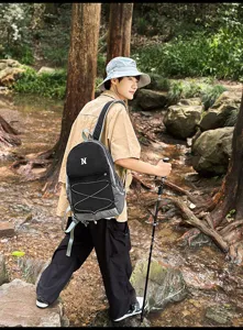 Lässiger Outdoor-Wanderrucksack mit Kordelzug und stilvollem schwarzem Design für Alltag.