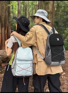 Detailansicht des Outdoor Wanderrucksacks, leichtes Kordelzug Design für Damen und Herren.