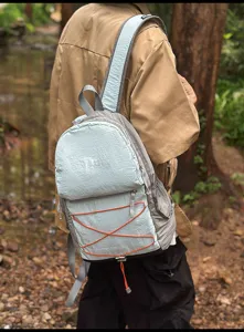 Detailansicht des leichten Outdoor Wander Kordelzug Rucksacks, lässiger Nylon Tagesrucksack.