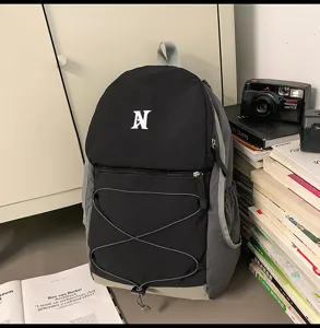 Nahaufnahme des schicken schwarz-grauen Rucksacks mit Kordelzug und markantem Logo.