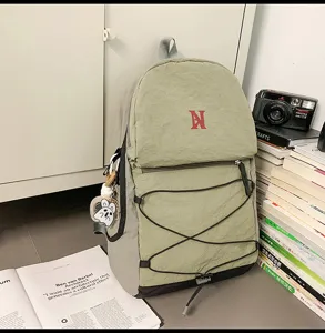 Leichter grüner Freizeitrucksack mit Kordelzug Bungee-Seil und vorderem N-Logostickerei.