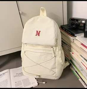 Stilvoller minimalistischer Rucksack mit Fronttasche und elastischem Kordelzug-Design für Alltag.