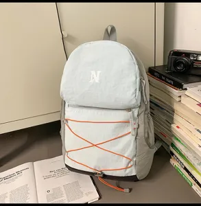 Detailansicht eines stylischen Freizeitrucksacks mit Kordelzug und Fronttasche für den Alltag.