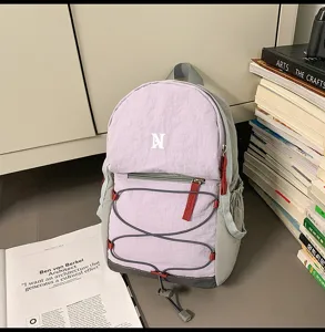 Leichter Outdoor Wander Kordelzug Rucksack in Lila Grau mit praktischen Taschen.