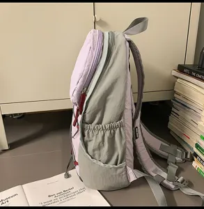 Lässiger minimalistischer Nylon-Rucksack in Helllila und Grau, ideal für den Alltag.