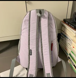 Leichter minimalistischer Rucksack Detailansicht mit Gurten und Reißverschlusstasche.