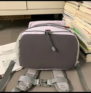Leichter minimalistischer Kordelzug-Rucksack Detailansicht, lässiges Outdoor-Reise-Design.