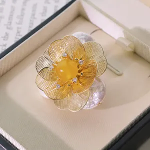 Vintage Baroque Pearl Flower Brooch Luxury Metal Wire Rhinestone Corsage Pin for Women