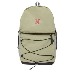 Leichter Outdoor Wanderrucksack Detail mit strapazierfähigem Nylon und praktischem Kordelzug.