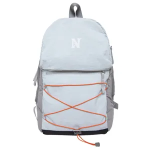 Leichter Outdoor Wanderrucksack in Hellblau Grau mit orangen Bungee Kordeln Detail.