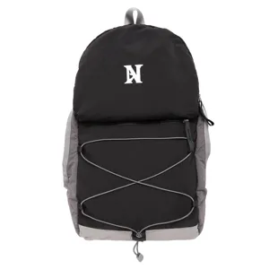 Stilvoller Wanderrucksack in Schwarz-Grau mit praktischer Frontkordel für den Outdoor-Einsatz.