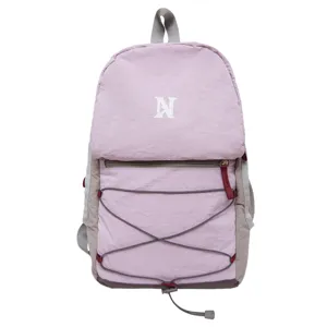 Detailansicht eines leichten Wanderrucksacks mit Frontkordeln und lilafarbenem Design.