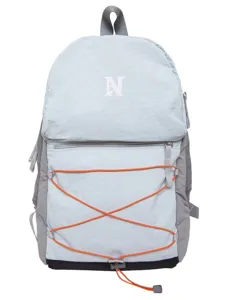 Leichter Outdoor-Wanderkordelrucksack in Hellblau und Grau, vordere Hauptansicht.