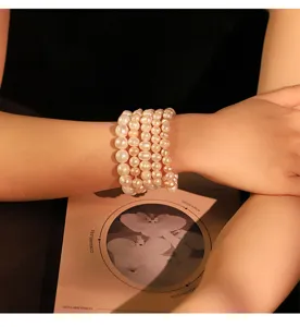 Detailansicht des mehrsträngigen Natur Süßwasserperlen Armbands, elegantes Schmuckstück.